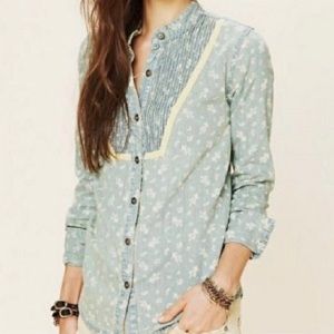 💙$98 TODAY ONLY!❤️Free People chambray Top